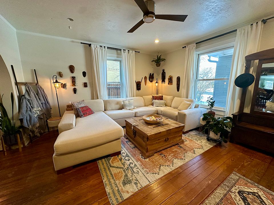Livingroom. Couch has a full-size pull out bed.