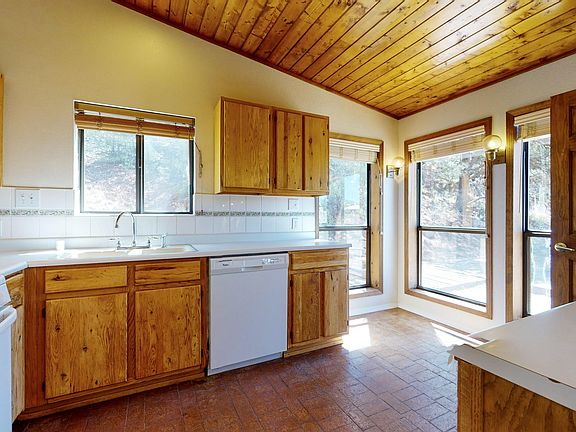 5th image of 8 Lakeview Pl