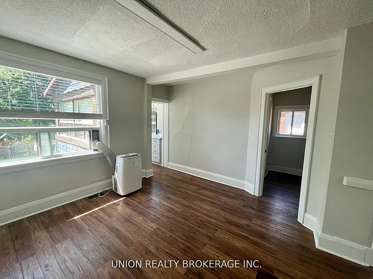 331 Eglinton Ave E #UPPER — Photo 3