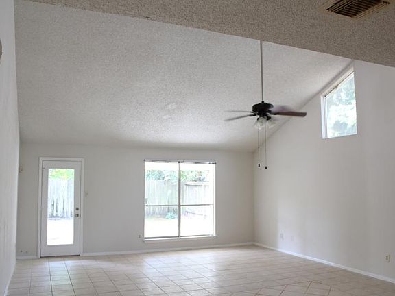 3rd image of 1423 Valley Landing Dr