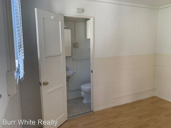 3rd image of 310 E Balboa Blvd #6