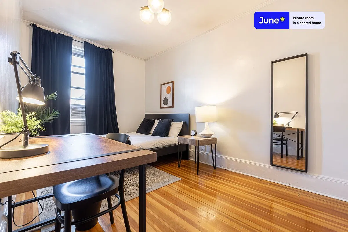 Queen bedroom in 3 bed/1 bath home in North End #369 B — Photo 1