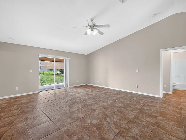 903 SE 5th Ave — Photo 1
