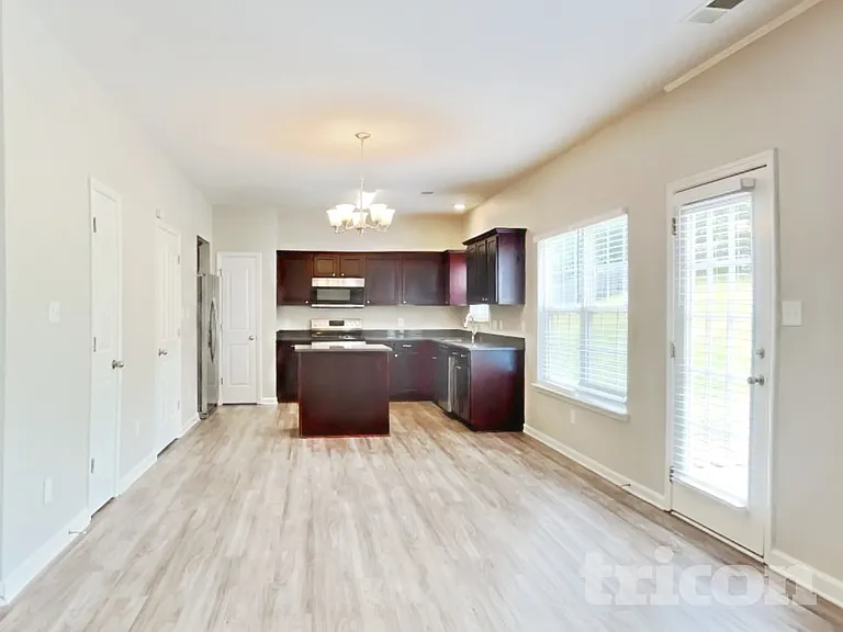 1129 Hawick Dr — Photo 5