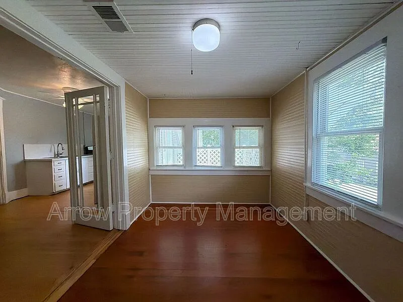2 bed, 1.0 bath, 1172 sqft, $1,250 — Photo 2