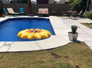 821 Greenview Ct, Aubrey, TX 76227
