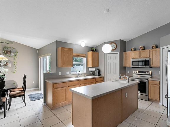5th image of 551 Antoinette St