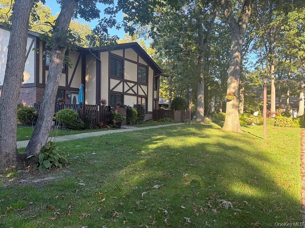 2 bed, 1.5 bath, 1176 sqft, $2,700 — Photo 1