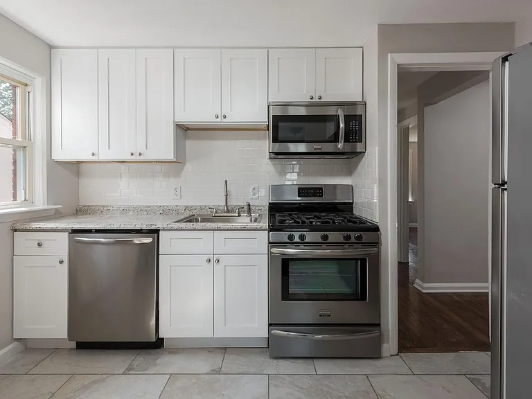 1113 Pembroke Dr — Photo 2