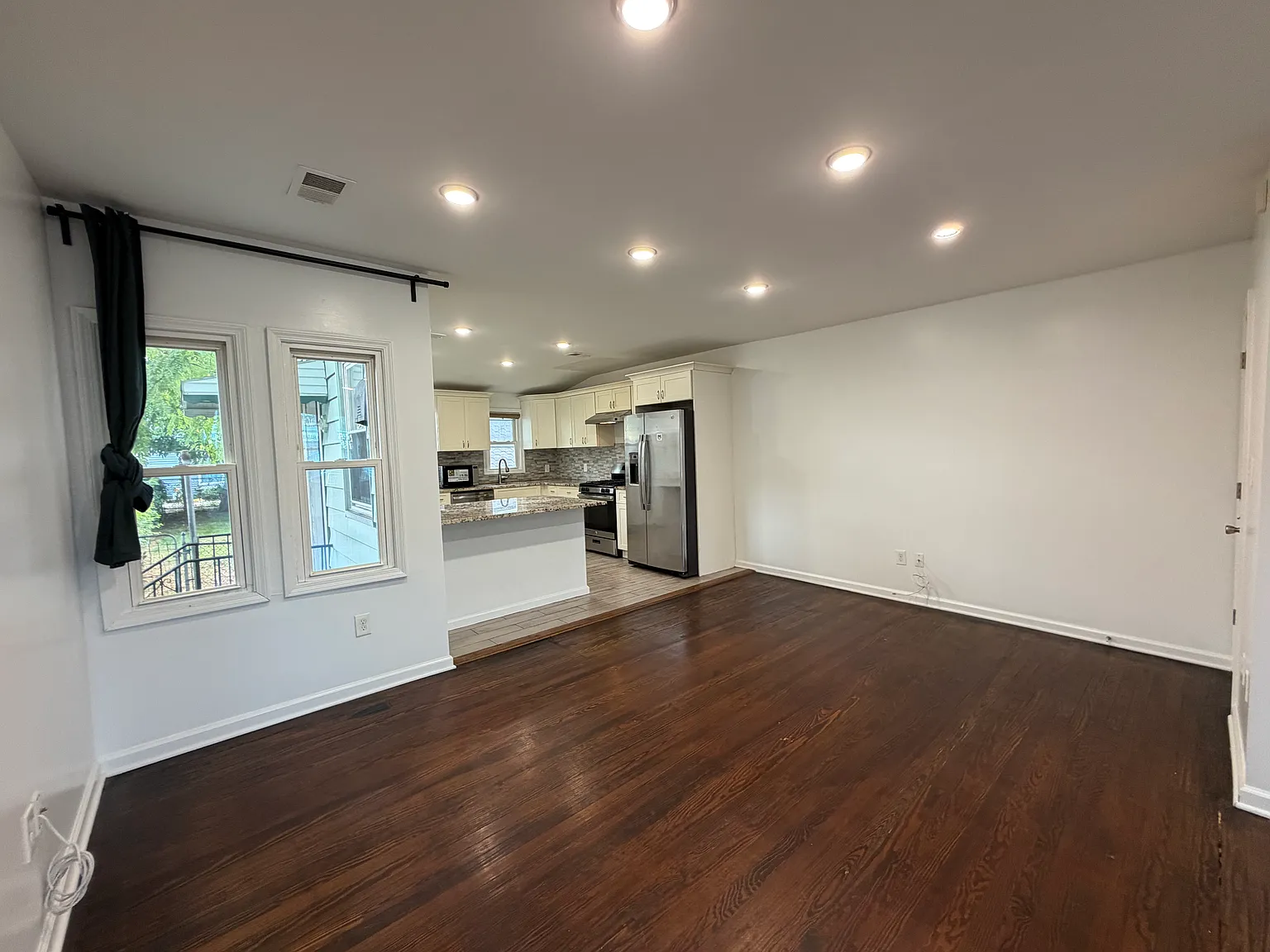 3 bed, 1.5 bath, 1086 sqft, $2,900 — Photo 2