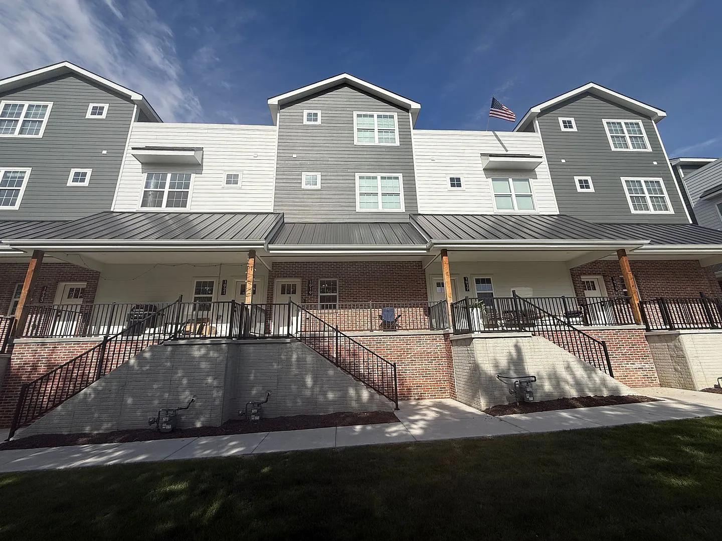 3 Bed 3.5 Bath-New Construction! — Photo 1