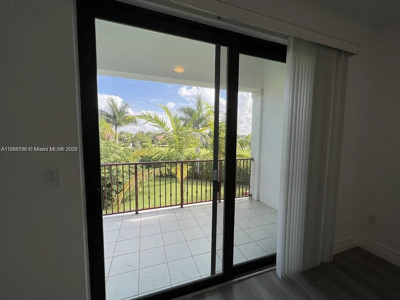 3 bed, 2.5 bath, 1975 sqft, $4,000 — Photo 4
