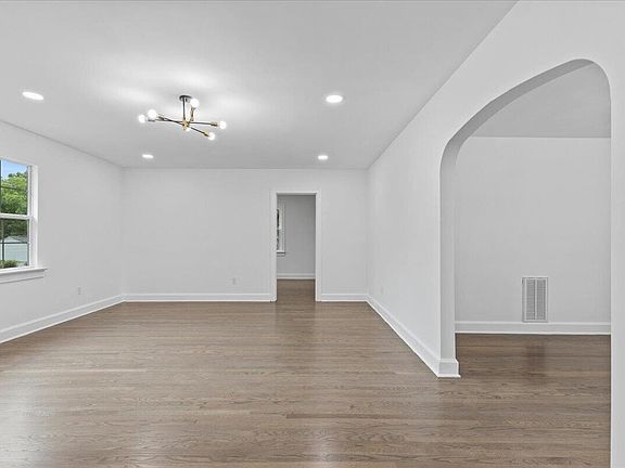 3rd image of 157 N Elizabeth St