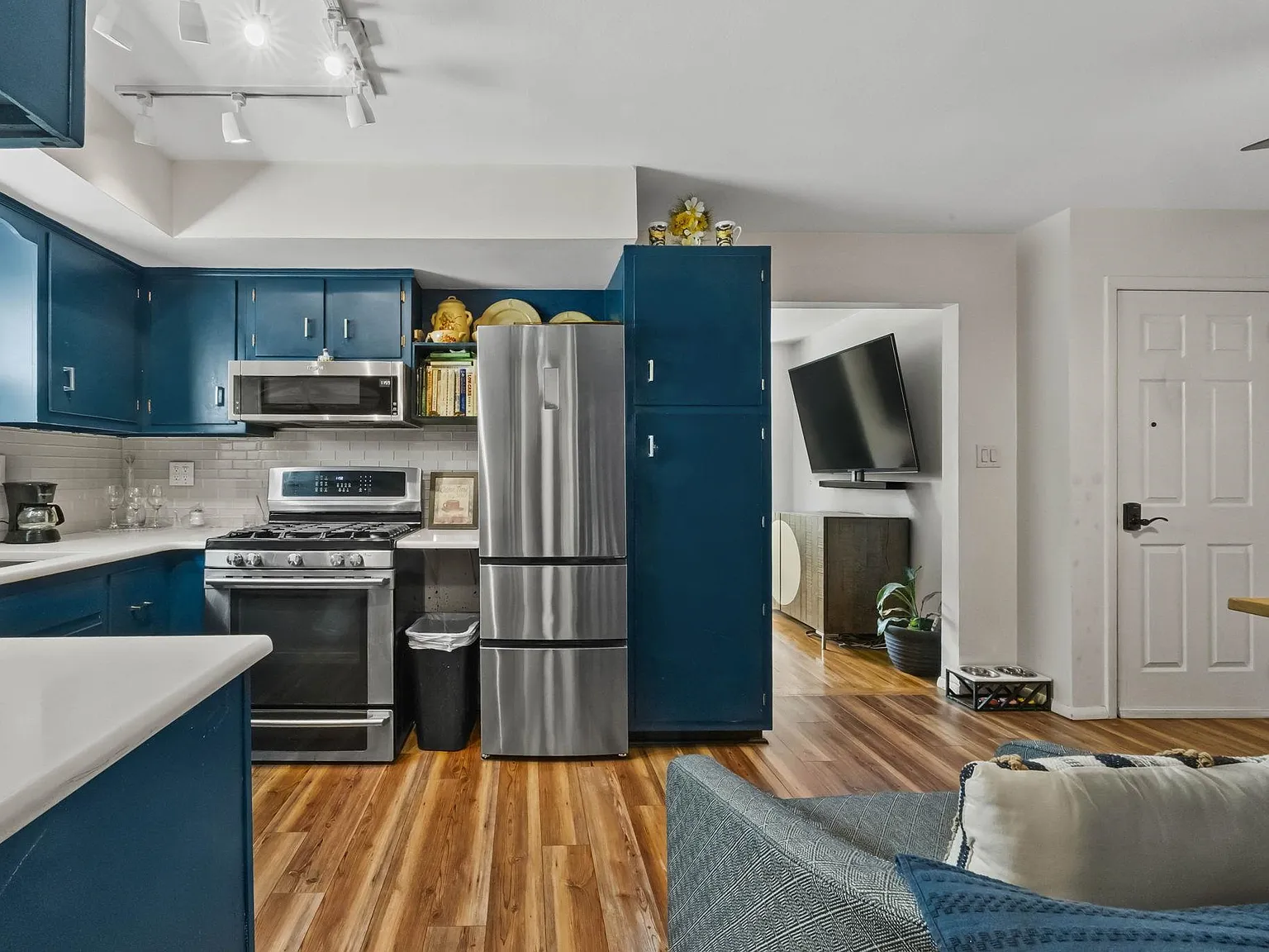 2 bed, 1.0 bath, $2,800 — Photo 2