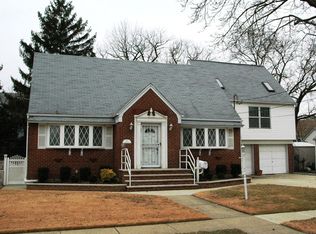 221 Averill Blvd, Franklin Square, NY 11010