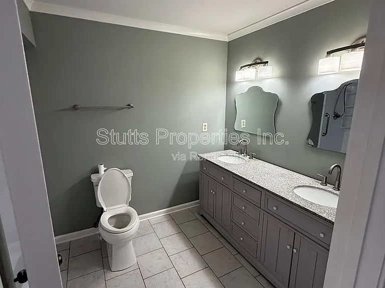 913 Waverly Ave — Photo 11