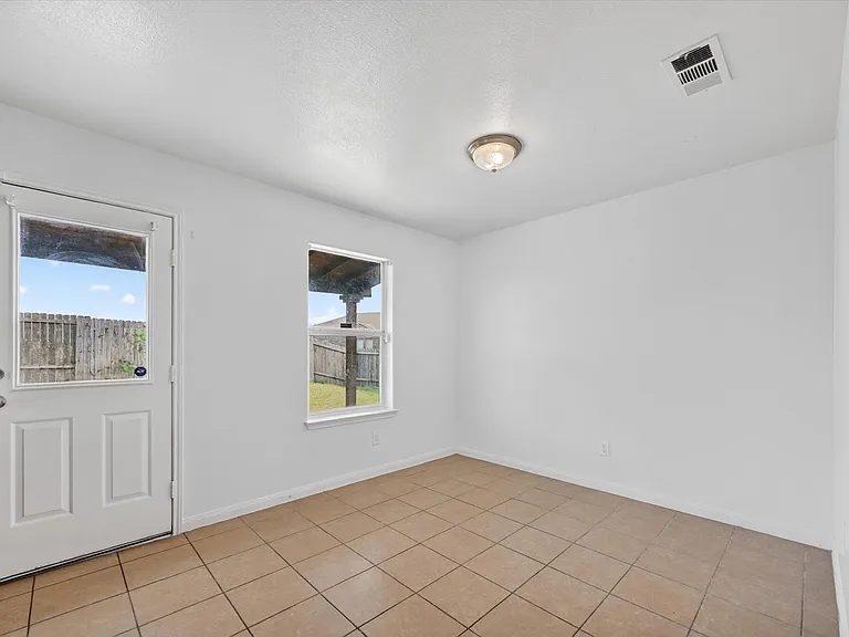 204 Lamont Rd — Photo 13