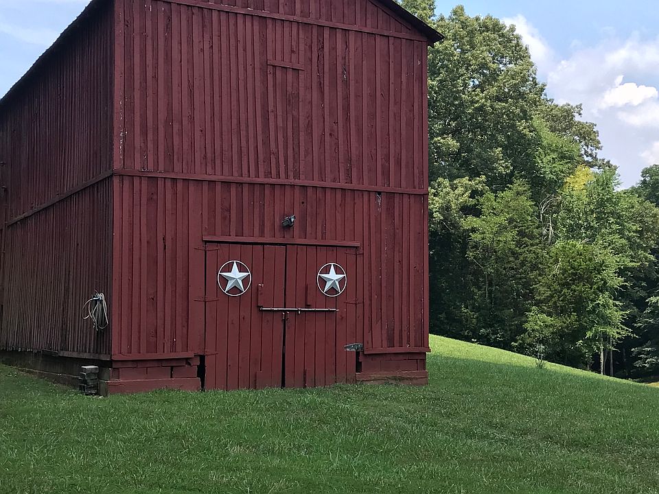Front view of tobacco barn 