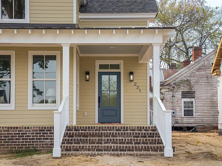 221 Williamsburg St NE — Photo 12