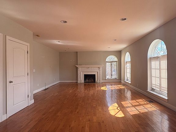 3rd image of 1030 Van Dyke St APT 1