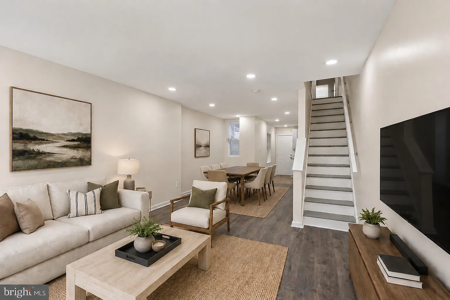 3 bed, 942 sqft, $1,675 — Photo 2