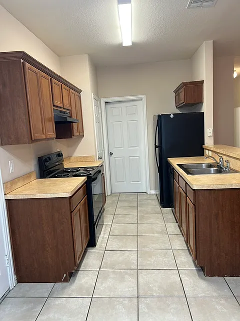 3 bed, 1175 sqft, $1,725 — Photo 4