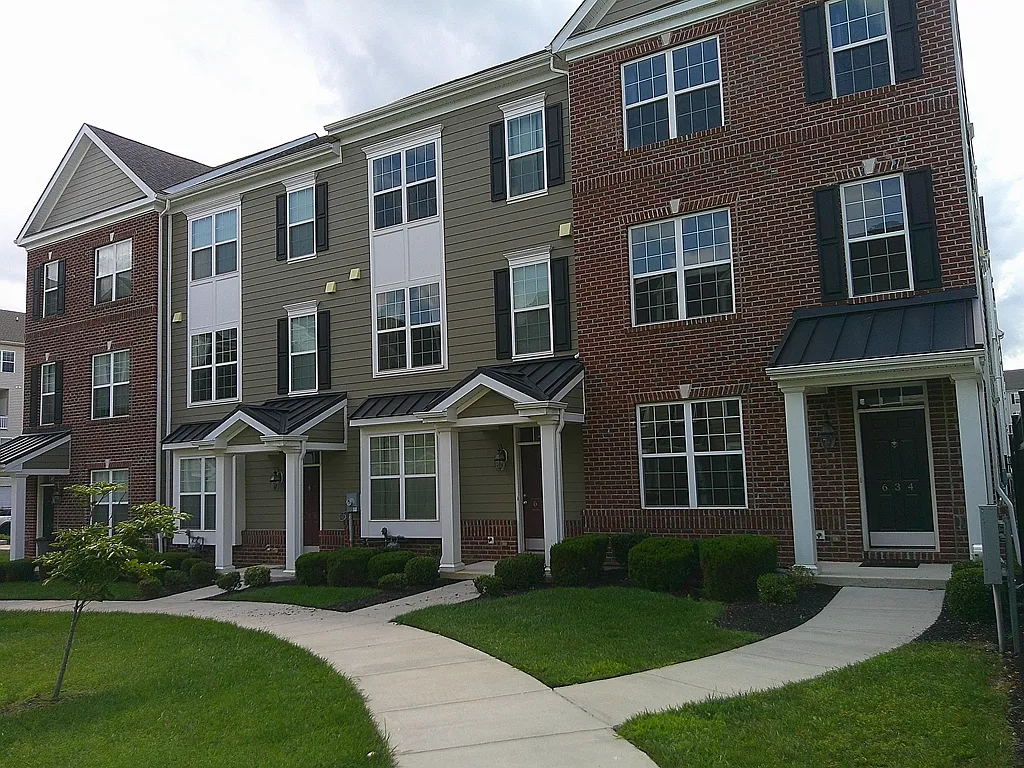 3 bed, 2.5 bath, 1915 sqft, $2,900 — Photo 2