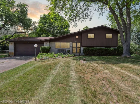 108 McCatty Dr, White Lake, MI 48386