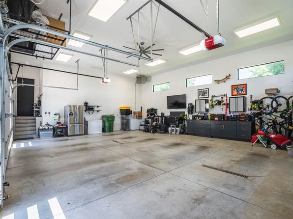 753 Crooked Tree Ln, Dakota Dunes, SD 57049