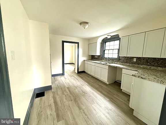 5th image of 208 Woodward Ave