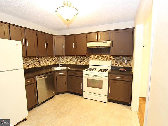 5th image of 10 Aspen Ct