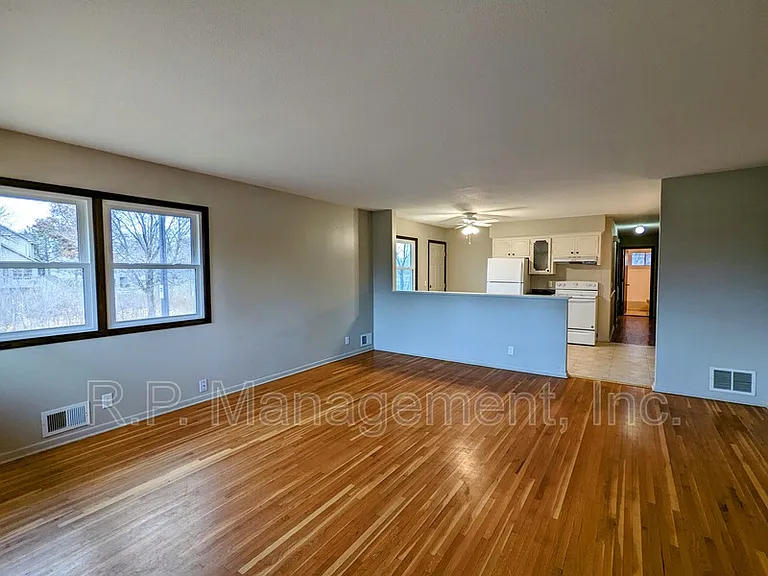 5117 Washington St NE — Photo 3