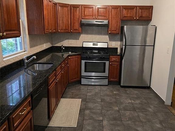 3rd image of 4115 Manhattan Ave