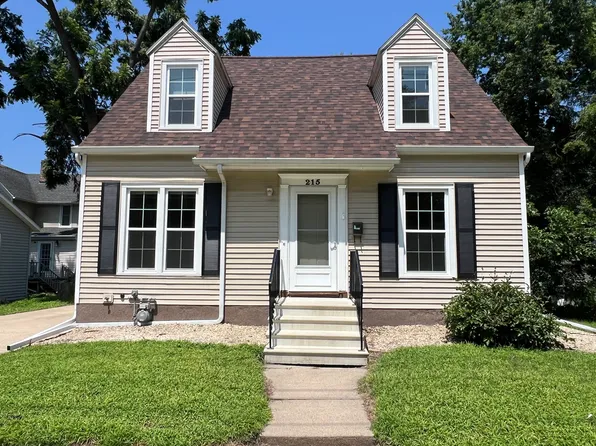 215 W 12th St, Cedar Falls, IA 50613