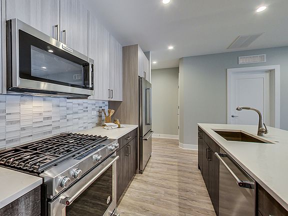 4th image of 1318 N Western Ave #3B