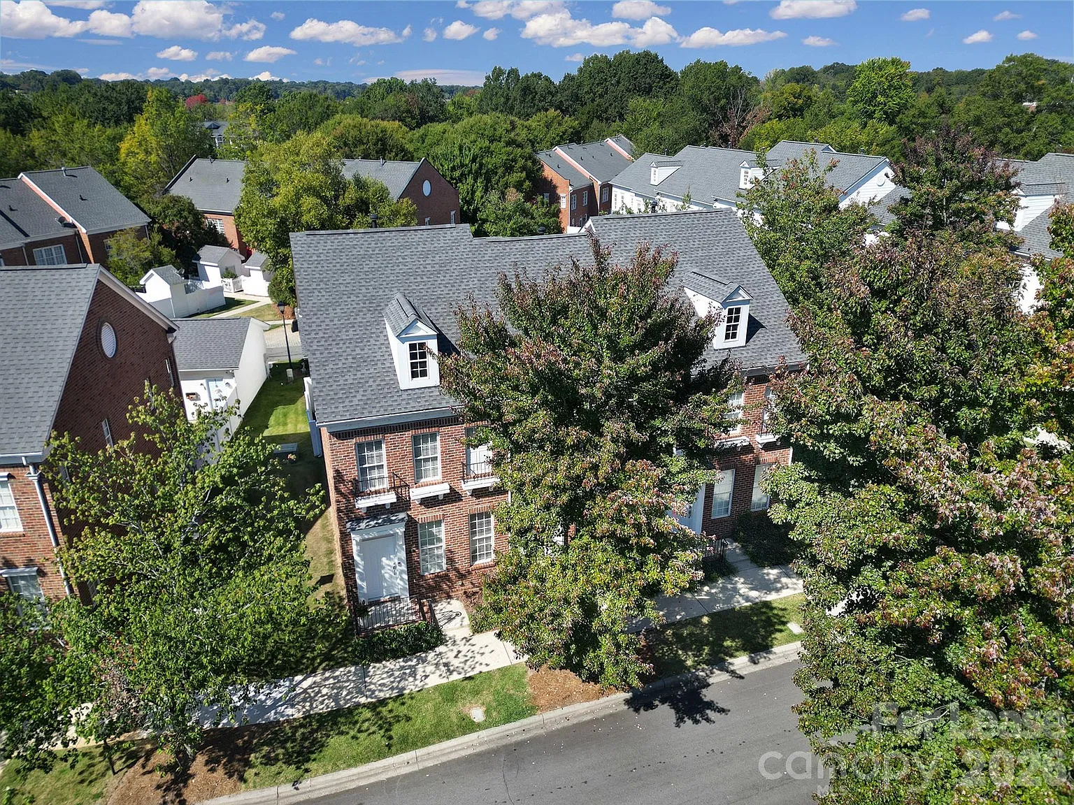 2 bed, 2.5 bath, 1186 sqft, $2,200 — Photo 2