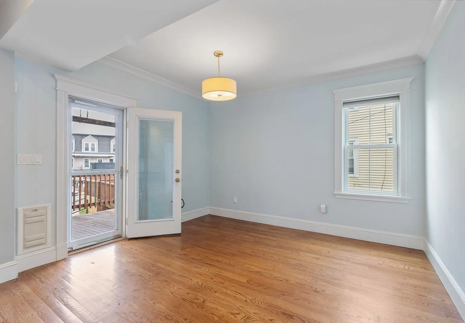 3 bed, 1.0 bath, 872 sqft, $3,100 — Photo 3