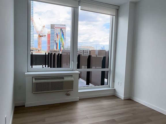 2nd image of 424 Summit Ave #914