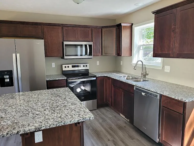 305 S Dogwood Ln — Photo 3