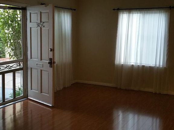 Living Room, High Ceilings, Crown Molding, Bright & Airy, Pa