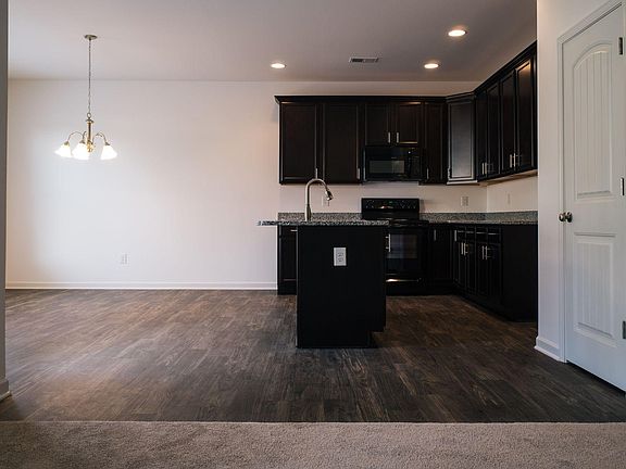 4th image of 10 Royal Pine Way