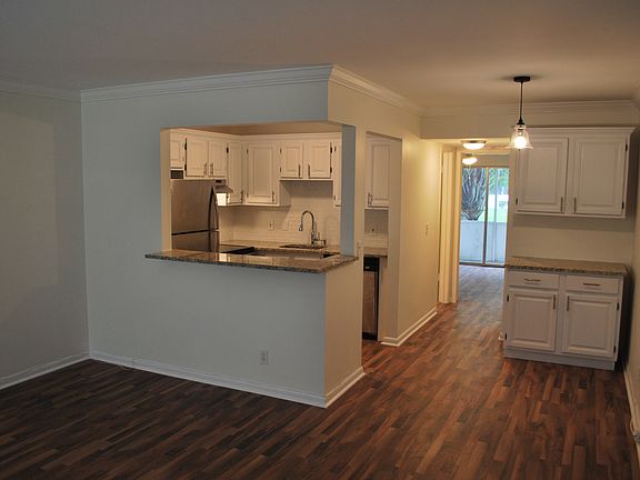 3rd image of 434 Windsor S