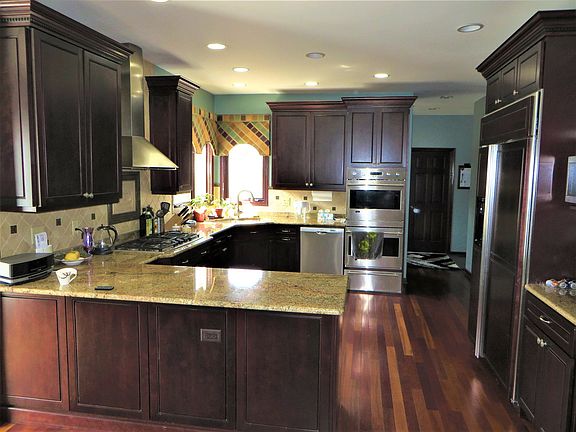 3rd image of 1213 Woodview Dr
