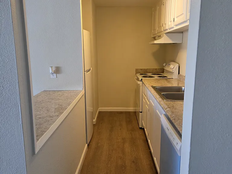 Evergreen Apartments — Photo 4