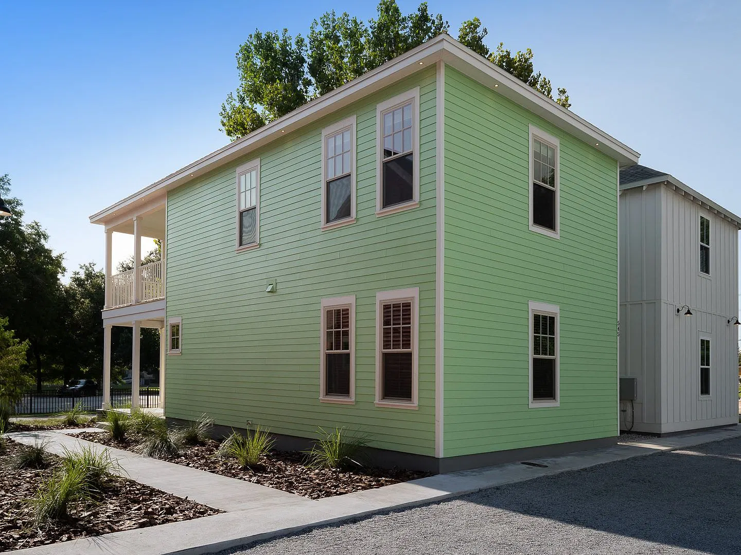 Porter's Lakeside - Luxury 4 Bedroom, 4 Bathroom House — Photo 2