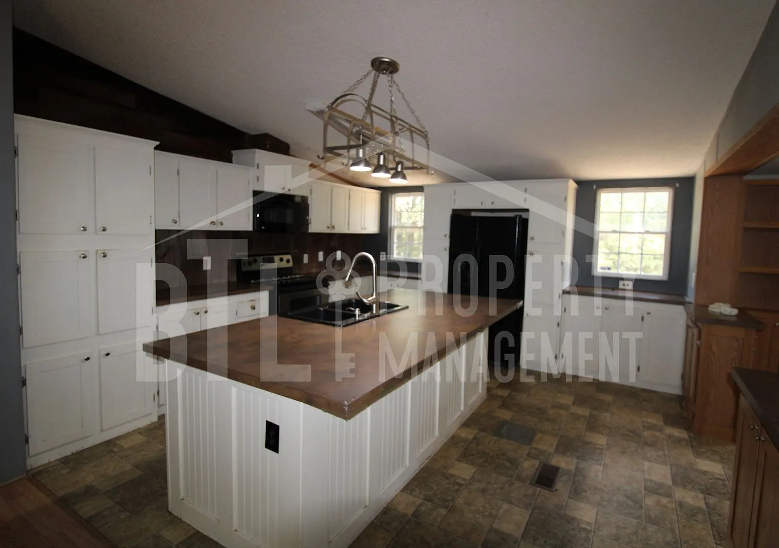 4 bedroom home in Kirbyville! — Photo 2