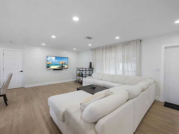 4th image of 811 SE 2nd Avenue