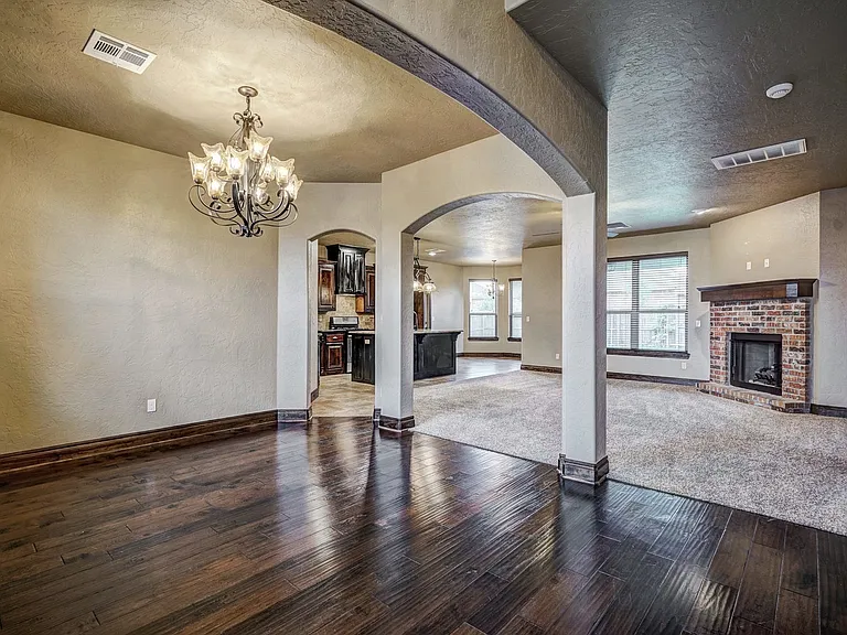 905 Samantha Ln — Photo 7