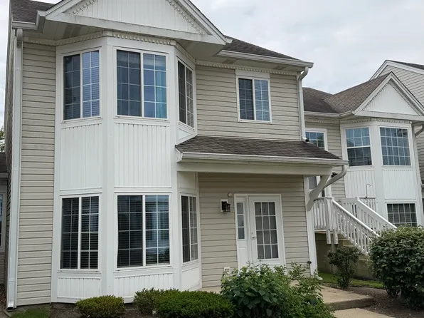 717 Hidden Creek Ln, North Aurora, IL 60542