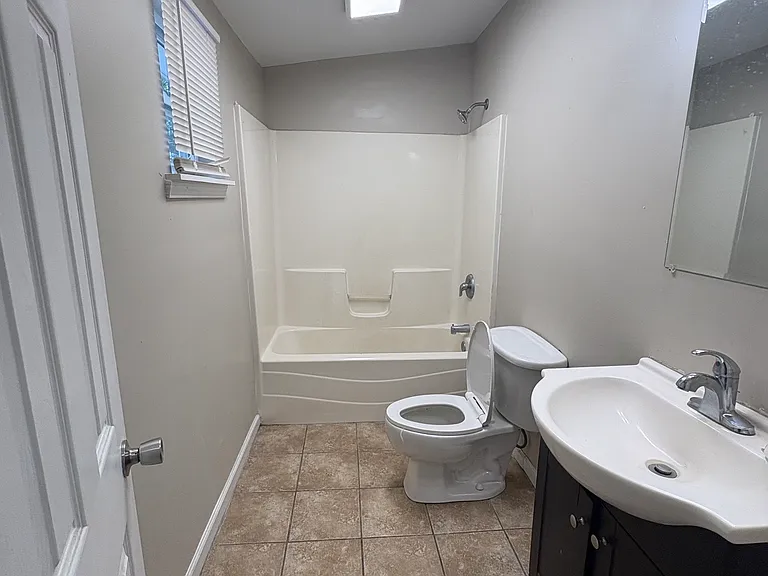 1406 Monck St — Photo 3